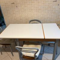 Tavolo cucina più 4 sedie