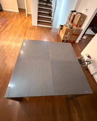 Tavolo in legno quadrato 8 posti