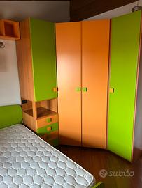 Cameretta con armadio, letto, comodino, mensole