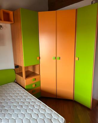 Cameretta con armadio, letto, comodino, mensole