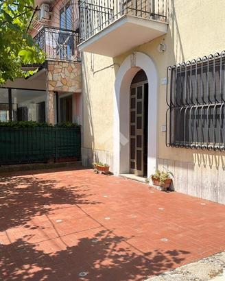 CASA SEMINDIPENDENTE A MONTAQUILA