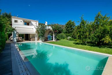 Elegante villa con piscina a Is Molas