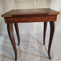 Tavolino portagioie con Carrillon