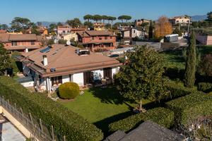 Villa bifamiliare ampia metratura con garage e ter