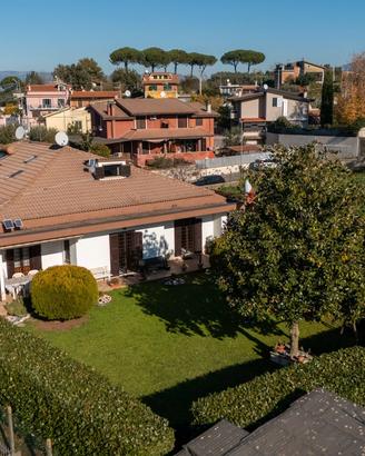 Villa bifamiliare ampia metratura con garage e ter