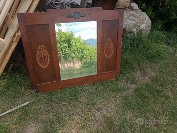 specchio con cornice in legno 