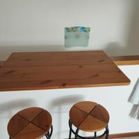 tavolo con sgabelli da parete