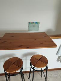 tavolo con sgabelli da parete