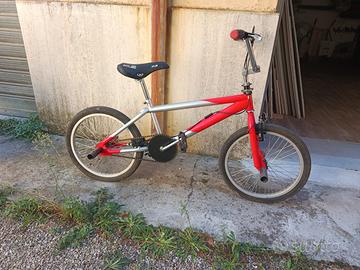 Bicicletta BMX K2 monomarcia con peg da freestyle
