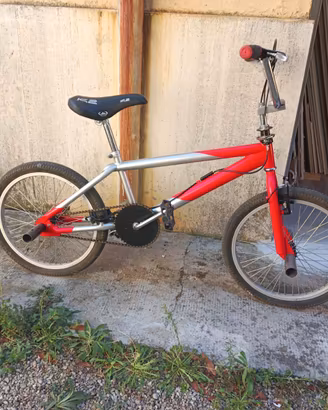 Bicicletta BMX K2 monomarcia con peg da freestyle