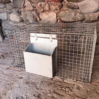 gabbia da coniglio con mangiatoia