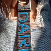 Portachiavi DARI nero e blu
MANDARINA DUCK