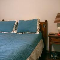 Letto matrimoniale con comodini ed accesori