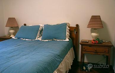 Letto matrimoniale con comodini ed accesori