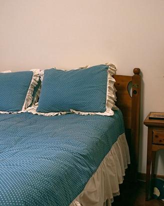 Letto matrimoniale con comodini ed accesori