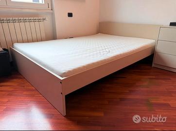 Struttura letto con materasso e doghe