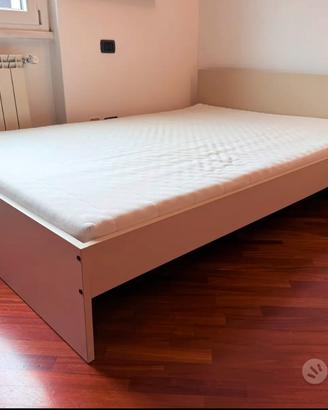 Struttura letto con materasso e doghe
