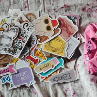Set Friends 100 adesivi, scrunchie e portachiavi