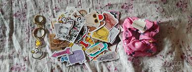 Set Friends 100 adesivi, scrunchie e portachiavi