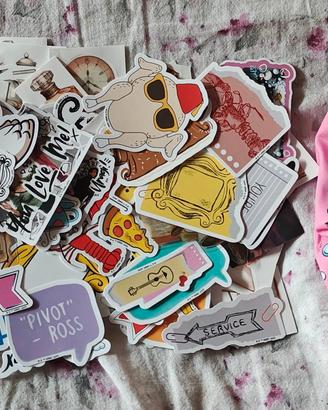 Set Friends 100 adesivi, scrunchie e portachiavi