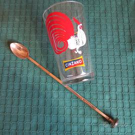 bicchiere da cocktail più bar spoon..