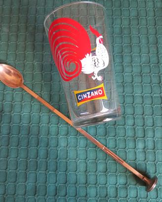 bicchiere da cocktail più bar spoon..