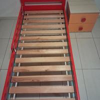 Lettino rosso e comodino