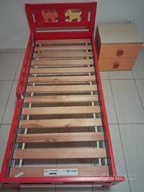 Lettino rosso e comodino