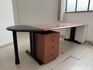 Scrivania ufficio con mobili