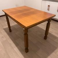 Tavolo in legno massiccio