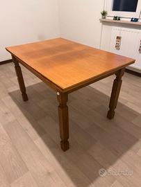 Tavolo in legno massiccio