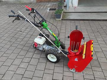 Motocoltivatore con attrezzi