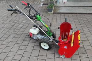 Motocoltivatore con attrezzi