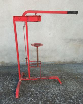 Macchina tappatrice tappi sughero e sintetici.