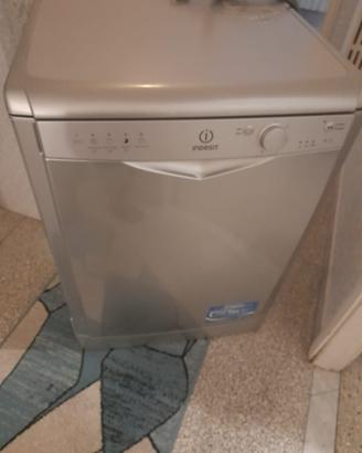 lavastoviglie Indesit