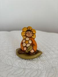 Bimbo con fiore Thun