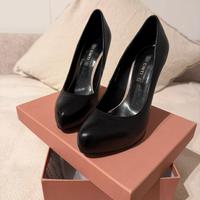 Scarpe nere con tacco cinti