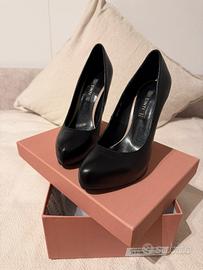 Scarpe nere con tacco cinti