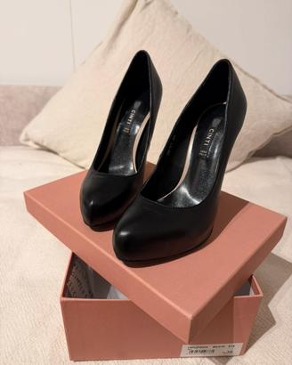 Scarpe nere con tacco cinti