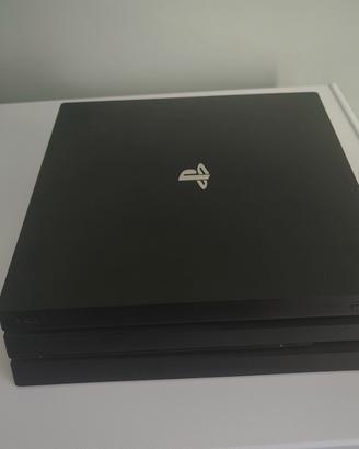 Play Station 4 Pro + 5 giochi