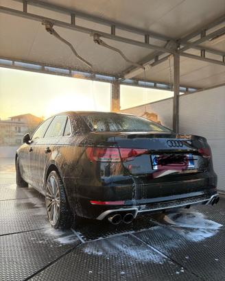 Audi a4 r s line