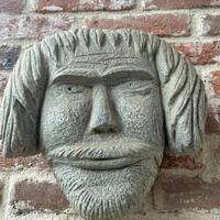 Maschere decorative in pietra per giardino fontana