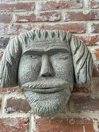 Maschere decorative in pietra per giardino fontana