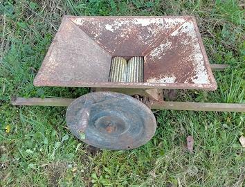 Vecchia pigiatrice per uva manuale