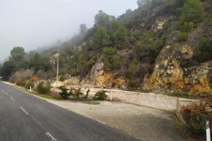 Piazzale lungo strada con due passi carrabili