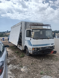 Camion con documenti auto negozio