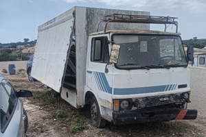 Camion con documenti auto negozio