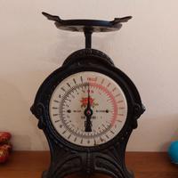 Antica bilancia da cucina analogica