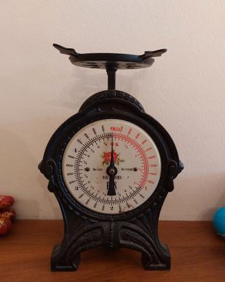 Antica bilancia da cucina analogica