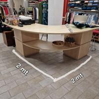 Arredamento negozio abbigliamento acciaio e legno.